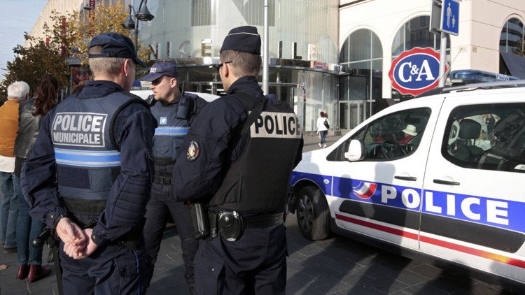 Policía francesa persigue un automóvil con pasajeros fuertemente armados