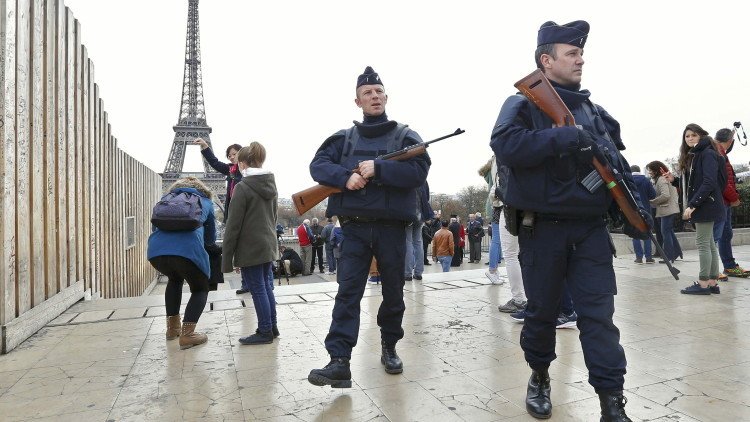 Reportan que uno de los terroristas de París llegó a Serbia como refugiado