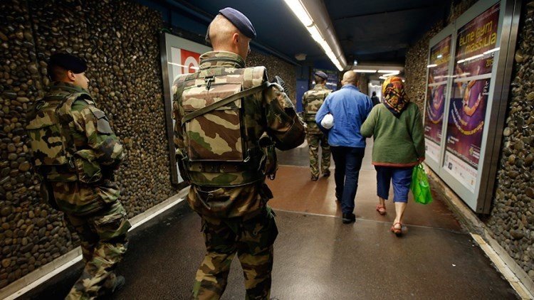 Francia militarizada: 5.000 soldados patrullan París tras los ataques terroristas