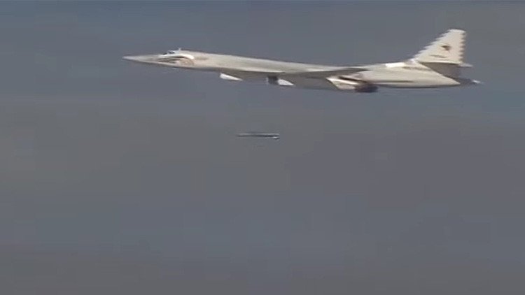 PRIMERAS IMÁGENES: Bombarderos estratégicos rusos lanzan andanada de misiles crucero contra el EI