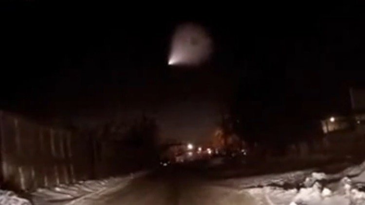 ¿Un ovni o un misil? Un objeto brillante ilumina el cielo en una ciudad rusa
