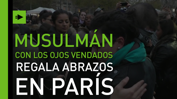 Un musulmán con los ojos vendados reparte abrazos en París