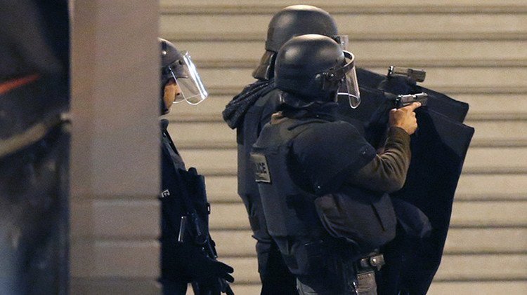 Al menos dos supuestos terroristas muertos y dos detenidos en un operativo en un suburbio de París