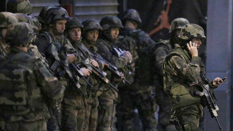 Francia despliega el Ejército en el suburbio parisino de Saint-Denis