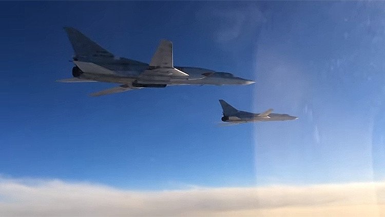 Golpes de venganza: Bombarderos estratégicos rusos cargan contra el EI en nuevos videos
