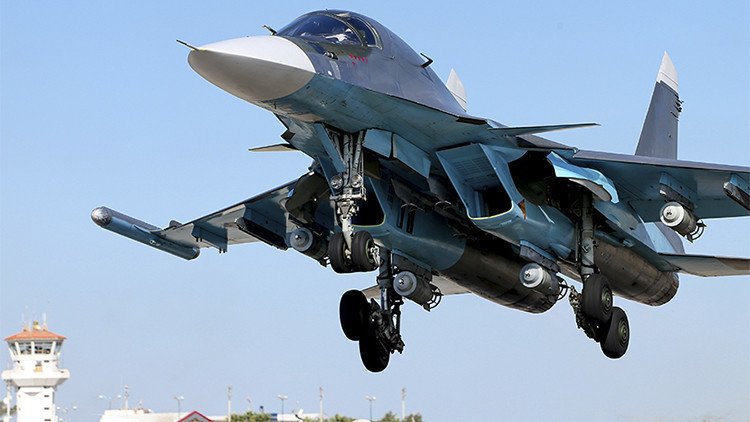 Aviones de combate rusos comienzan a destruir los depósitos de petróleo del EI