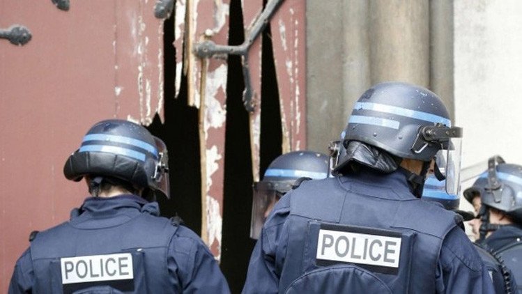 Video: La Policía francesa irrumpe con hachas en una iglesia en busca de los terroristas