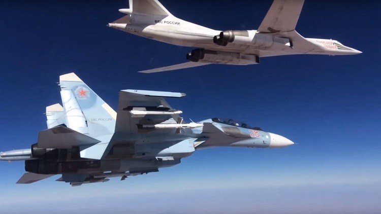 Tándem letal: Cazas rusos escoltan a un bombardero Tu-160 mientras lanza misiles de crucero 