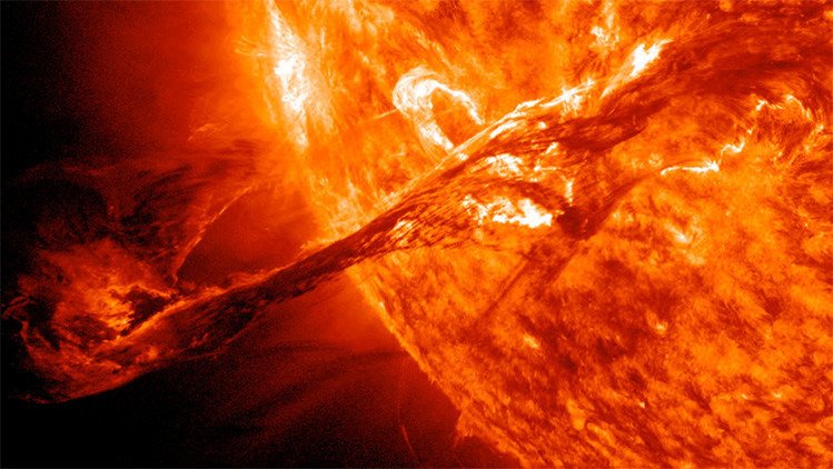 Un objeto con forma extraña 'vuela' cerca del sol y es captado por una foto de la NASA