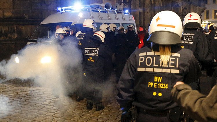 Alemania: La Policía usa porras y gas pimienta en una manifestación antifascista