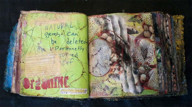 Un artista 'ataca' a Monsanto con un libro de conjuros