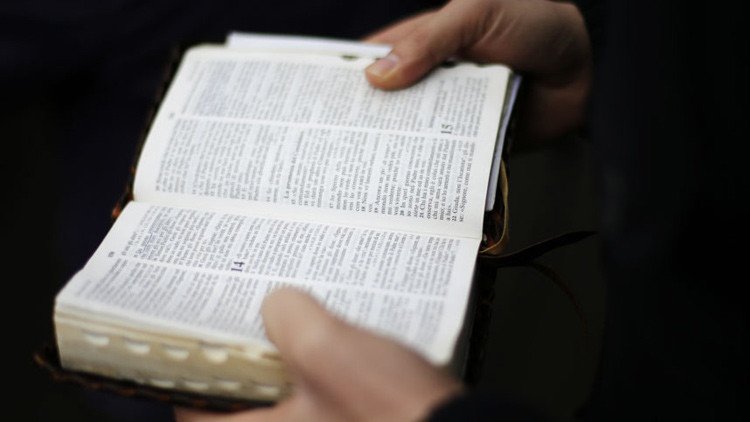 Ellos no tienen la culpa: Putin firma ley que prohíbe considerar extremistas los libros sagrados