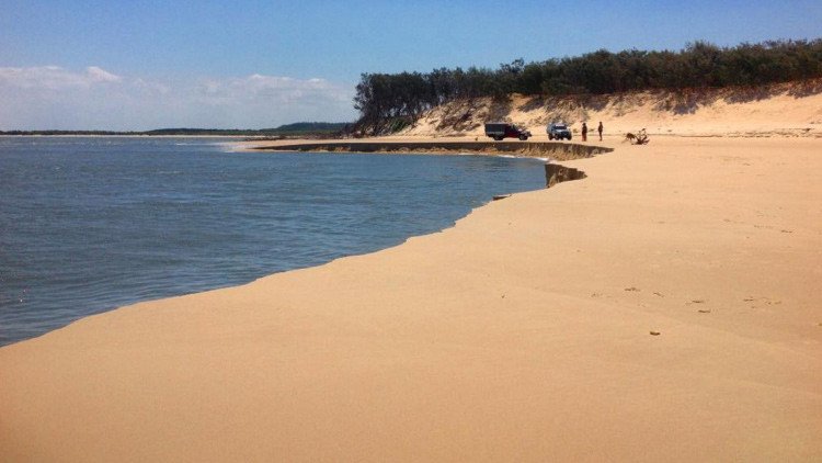 Video: Un agujero del tamaño de un campo de fútbol 'devora' una playa en Australia