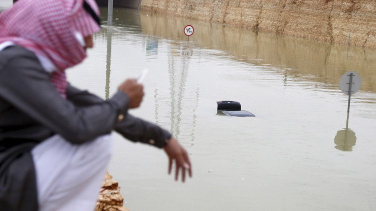 Imágenes impactantes: así reaccionan en Arabia Saudí a las devastadoras lluvias que asolan la región