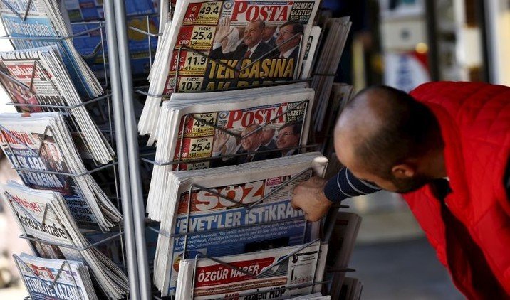 'Matando al mensajero': Turquía juzga a periodistas por revelar envío de armas a extremistas sirios 