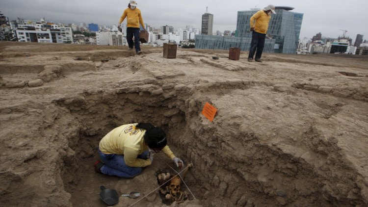 Enterrados en cuclillas: descubren en Perú tumbas prehispánicas que asombran a los arqueólogos
