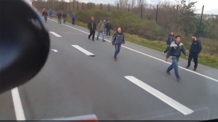 Video: un camionero húngaro embiste a un grupo de refugiados en Francia