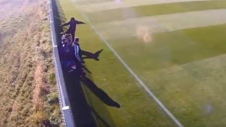 Entrenador patea duramente a un joven futbolista que prefirió cenar en un McDonald’s