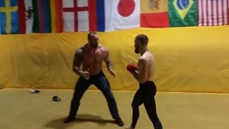 Campeón peso pluma de la UFC se enfrenta a 'La Montaña' de 'Juego de tronos'