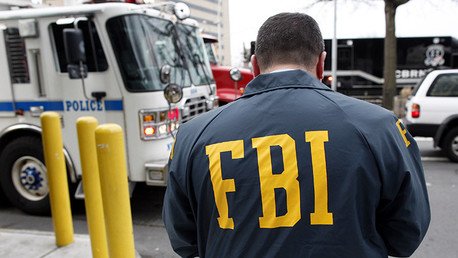 Video: Agente del FBI ataca y amenaza con una pistola a un menor en EE.UU.