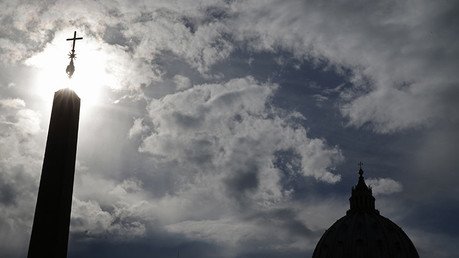 "Solo 4 euros de 10 para los pobres": Un controvertido libro acusa al Vaticano