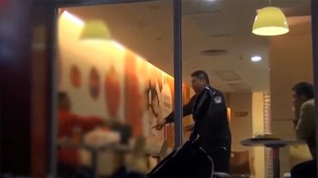 Impresionante escape de una rehén amenazada con un cuchillo en el cuello