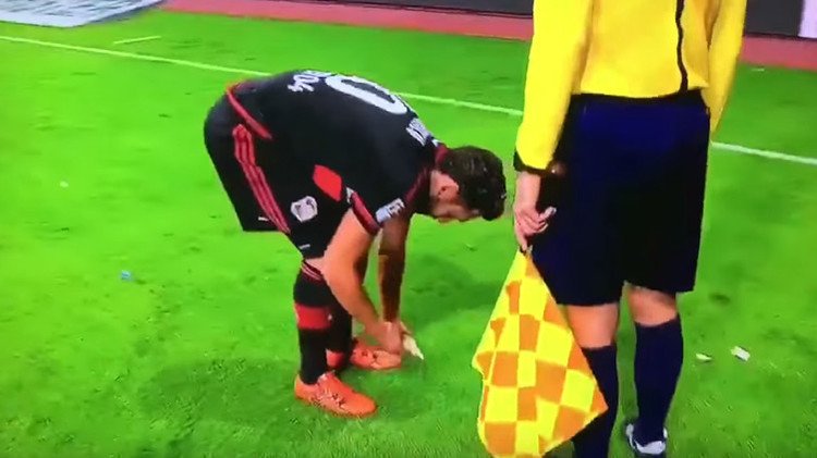¿Qué hace un futbolista turco si le lanzan un trozo de pan desde la grada de un estadio?