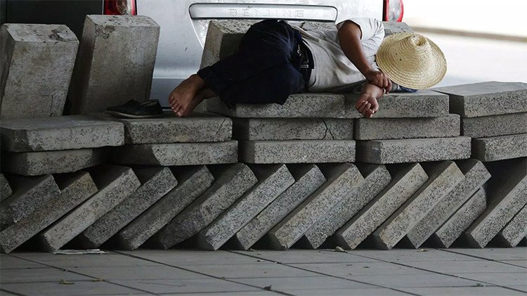 Un chino convierte el 'smog' de Pekín en ladrillos para la construcción