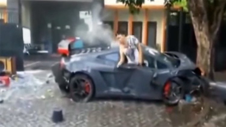 Tras causar un fatal accidente, el conductor de un Lamborghini se preocupa solo por su móvil