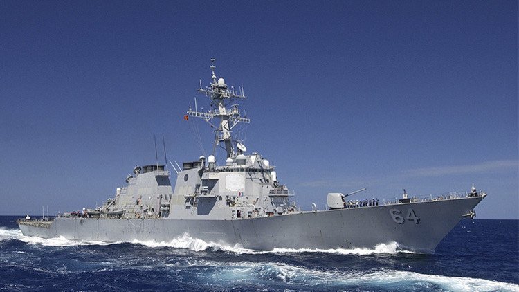 El destructor Carney de EE.UU. vigila al crucero Moskvá frente a las costas de Siria