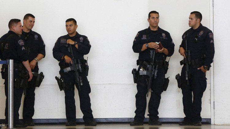 Tiroteo masivo en California: los criminales están fuertemente armados y llevan chalecos antibalas