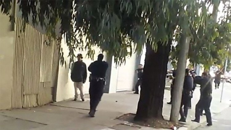 Video: 10 policías de EE.UU. acribillan a balazos a un hombre negro armado con un cuchillo