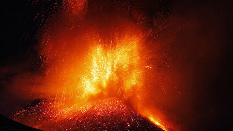 El aterrador 'despertar del dragón':  El Etna entra en erupción por primera vez en dos años (video)