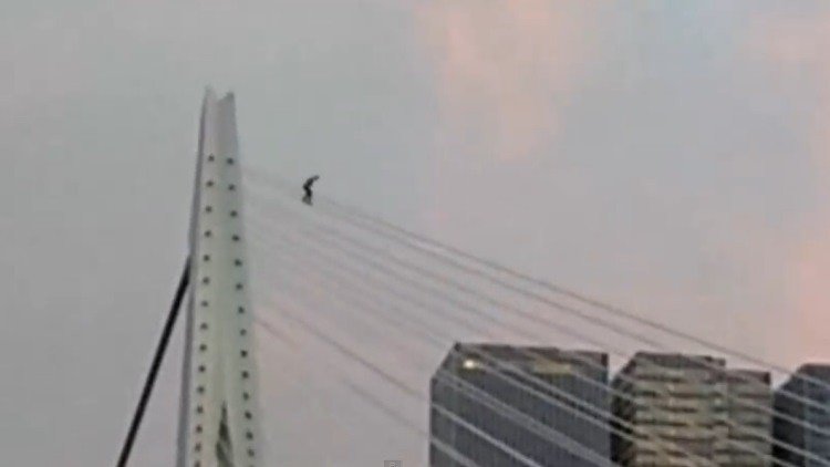 'Patinazo' sobre los cables de tensión de un puente de 140 metros 