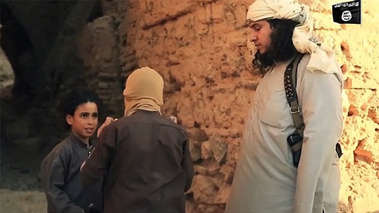 El video más sádico del EI: Niños yihadistas 'juegan al escondite' ejecutando a prisioneros