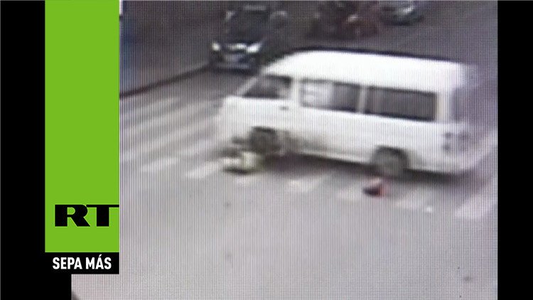Una furgoneta atropella a una mujer, choca contra una pared y todos salen vivos 