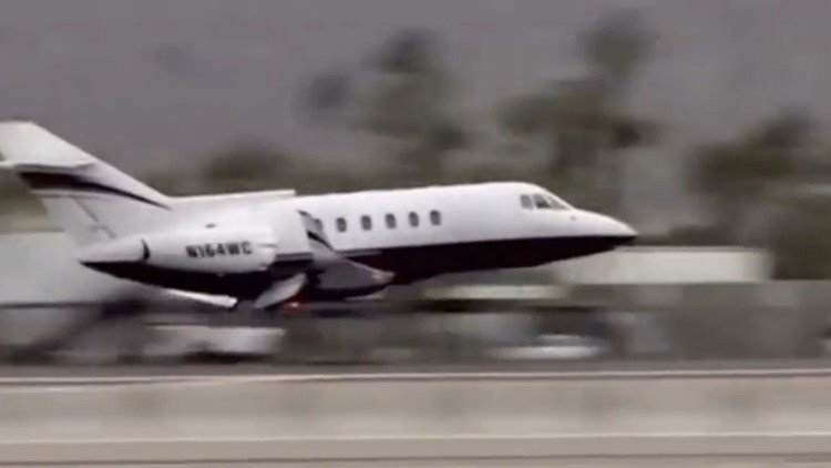 Una maniobra perfecta: Un avión toma tierra sin tren de aterrizaje