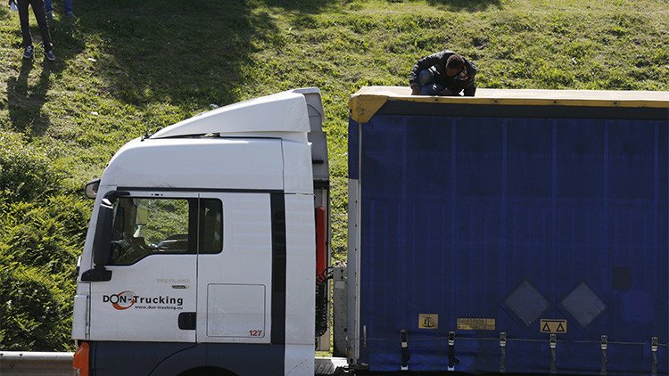 Video: Un camionero alemán utiliza un polémico 'repelente' para refugiados musulmanes