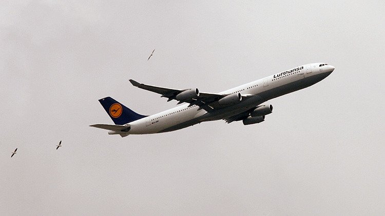 Inmovilizan a un pasajero que gritó "quiero unirme a Alá" en un vuelo de Lufthansa 