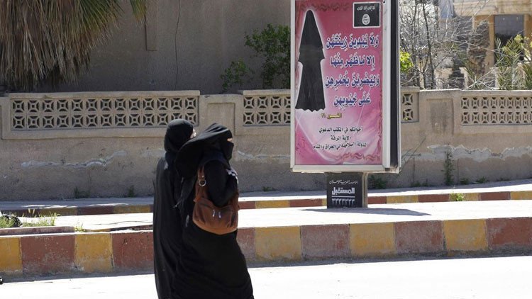 "Se venden como barriles de petróleo": ¿Cuál es el papel de la mujer en el Estado Islámico?