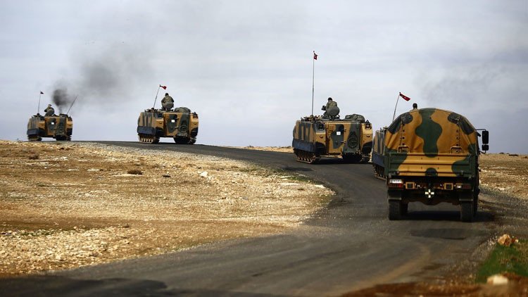 Videos: Turquía despliega más de 1000 unidades de equipos militares cerca de la frontera con Siria