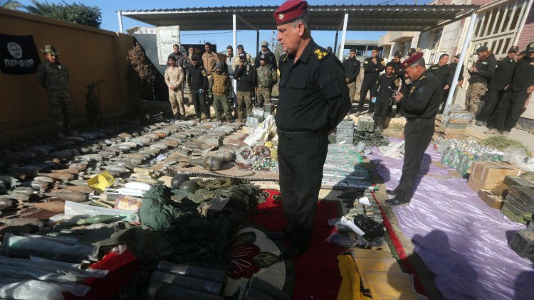 El Ejército iraquí incauta al EI un impresionante misil y centenares de explosivos