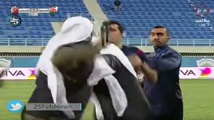 Un jeque árabe ataca al árbitro durante un partido de fútbol en Kuwait
