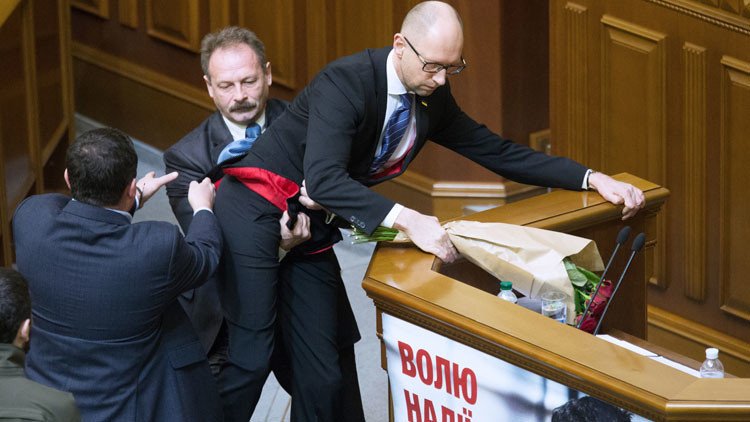 Pelea en el Parlamento ucraniano: la situación más 'incómoda' para el primer ministro Yatseniuk