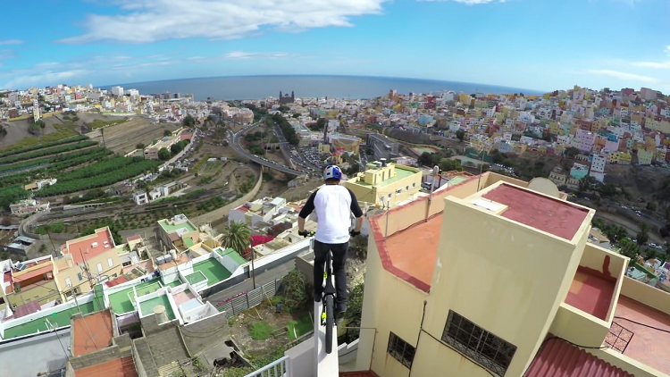 Con un buen par de ruedas: vertiginoso descenso en BMX por los tejados de Gran Canaria