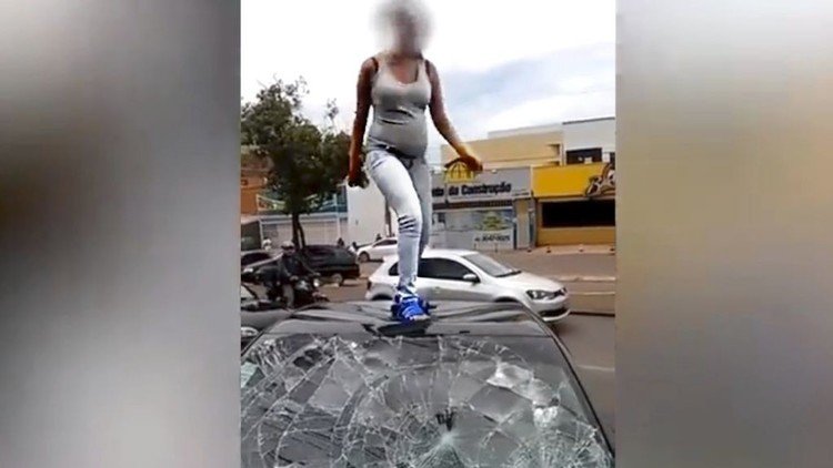 Una embarazada se venga de su marido infiel destrozándole el coche