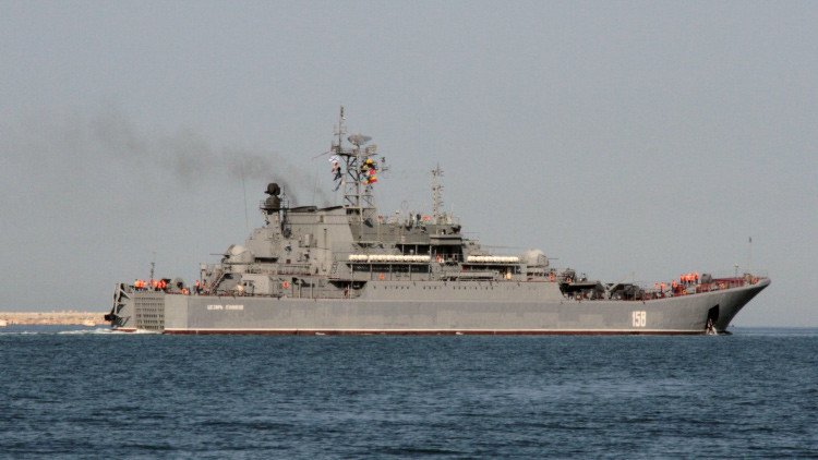 Un buque de desembarco ruso cruza el estrecho turco de los Dardanelos