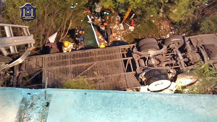 Argentina: Al menos 43 muertos al caerse al vacío un camión que transportaba a 60 gendarmes