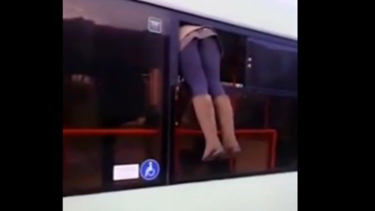 La avaricia rompe el saco: Una mujer escapa de un autobús sin pagar y se deja la bolsa
