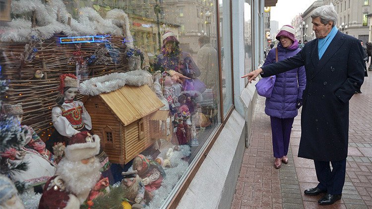 John Kerry compra regalos en la histórica calle moscovita de Arbat